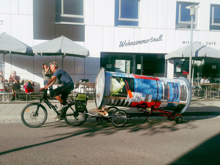 mobile Litfasssäule unterwegs